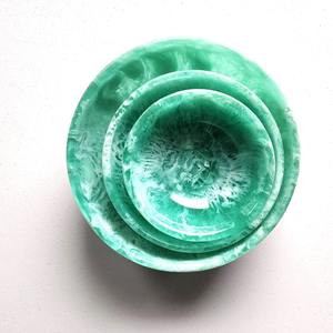 Elegante cuenco decorativo de resina verde con diseño de borde festoneado perfecto para servir frutas, ensaladas, aperitivos o como decoración moderna para el hogar - Product Image 6