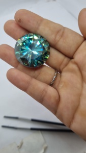 Diamant de forme ronde Moissanite bleu clair - Product Image 5