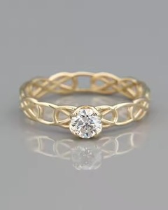 Solitaire or jaune massif 18 carats D VS1 Lab Grown Brilliant Cut Celtic Engagement Wedding Promise Ring Unique pour elle pour les fêtes - Product Image 1