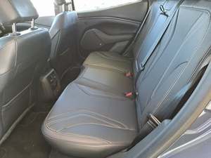 Véhicule électrique Ford Mustang Mach-E Premium RWD 2021, autonomie NEDC de 501 à 600 km, batterie de 90 à 110 kWh, couple de 500 Nm et puissance de 300 kW - Product Image 3