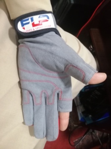 ถุงมือเรือใบแบบสั่งทำพิเศษสำหรับกีฬาสกีน้ำและตกปลา - หนัง Amara เสริมความแข็งแรงบริเวณฝ่ามือ สายรัดข้อมือแบบยืดได้ ปรับขนาดได้ ปิดด้วยแถบตีนตุ๊กแก รับผลิตแบบ OEM - Product Image 3