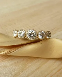 Anillo de Compromiso Elegante de Plata 925 Chapado en Oro Vintage con Moissanita Redonda y 5 Piedras Engastadas en Bisel - Product Image 2