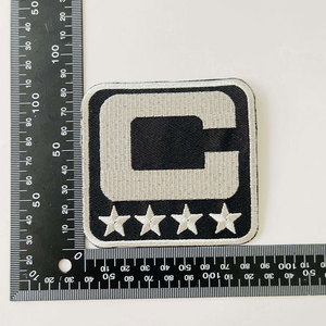 Écusson Team Captain C avec 4 étoiles dorées brodées au fer sur l'emblème pour les maillots de football, de hockey et de basket-ball. - Product Image 4