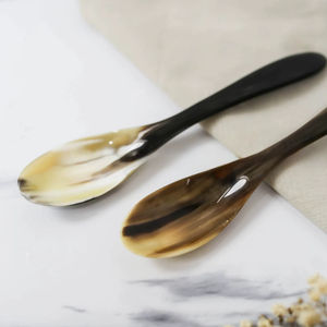 Cuchara de Cuerno de Búfalo Natural, Hecha a Mano y Pulida, Perfecta para Servir Especias, Condimentos o como Decoración de Mesa, Alta Calidad - Product Image 1