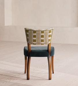 Hecho a mano, este par de sillas está tallado en madera de haya y acabado con rayas Ikat y tapicería de terciopelo 1108241 - Product Image 3