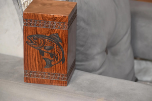 Urna de cremación de trucha hecha a mano, caja de cenizas de madera grabada con diseño de pez para cenizas de adultos con mensaje personalizado y grabado de diseño - Product Image 4