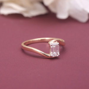 Bague de fiançailles minimaliste solitaire en or blanc/rose et or jaune 18 carats avec diamant de laboratoire taille émeraude certifié IGI - Product Image 4
