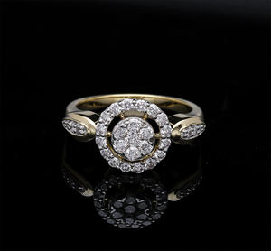 Oro amarillo de 14 quilates Motivo lateral único y pavé Detalle de diamantes Anillo de diamantes de Halo Doble - Product Image 1