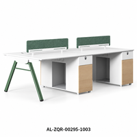Poste de travail de bureau pour quatre personnes, avec pieds en A verts, panneaux de 25 mm et armoires intégrées, idéal pour les espaces de travail partagés modernes.