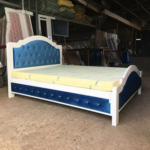 Lit King Size de style traditionnel 1,8 m x 2 m avec cadre en fer et revêtement en velours bleu luxueux, mobilier de chambre en bois de chêne doux - Product Image 1