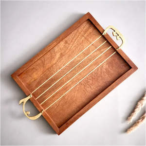 Bandeja de madera rectangular hecha a mano con asas laterales decorativa y práctica - Product Image 1