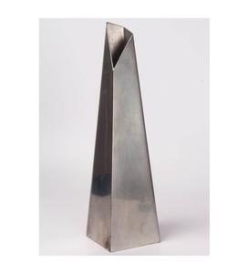 Jarrón de Metal Atemporal Adecuado para Decoración Clásica e Interiores Modernos en Hogares, Salas de Estar y Comedores con Elegancia - Product Image 1