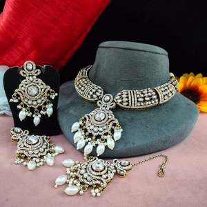 ชุดสร้อยคอห้อยจากเพทายและไข่มุกของวิคตอเรียสำหรับผู้หญิงพร้อมติกก้า Maang เหมาะสำหรับงานแต่งงานงานเฉลิมฉลอง - Product Image 2