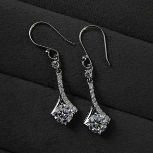 Boucles d'oreilles en argent Moissanite ronde délicate de créateur Bijoux élégants en pierres précieuses - Product Image 6