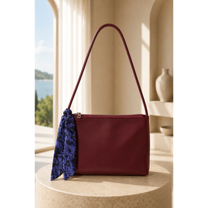 Cuir bordeaux pour sac baguette avec foulard, accessoire élégant et stylé - Product Image 1