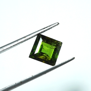 Turmalina verde natural facetada en piedra preciosa de botella cuadrada de corte princesa con características de corte Asscher - Product Image 2