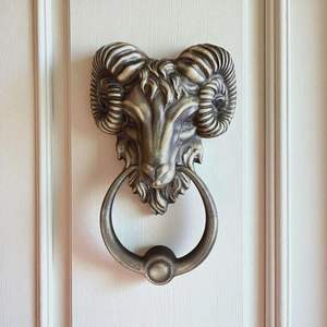 Poignée de porte en fer élégante pour entrées contemporaines, avec une finition lisse, une forme artistique et une construction durable - Product Image 2