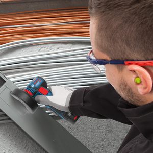 Sistema de 12V GWS 12V-76, Amoladora Angular con 2 Baterías de 2.0Ah, Juego de 5 Discos de Corte y Desbaste, Bolsa de Transporte, Interruptor de Encendido, Funciona con Batería - Product Image 1