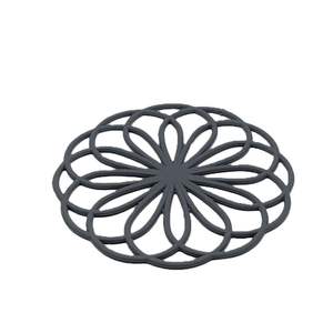 Trivet élégant en acier inoxydable offrant un support stable pour les ustensiles de cuisine chauds, les casseroles, les poêles, les assiettes, les bols, les tables, les comptoirs - Product Image 2