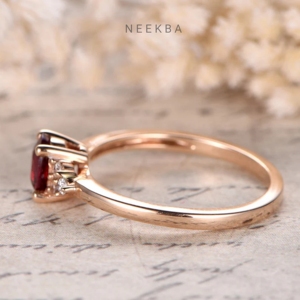 Bague en or rose massif 14K rubis et grappe de Moisaanite avec centre 4*6mm taille ovale rubis de laboratoire fabriqué à la main en Inde - Product Image 4