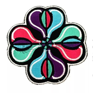 Insignias de diseño personalizado bordadas a mano de alta calidad Parches bordados a mano de alta calidad Insignia de nombre al por mayor - Product Image 1