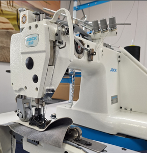 Máquina de Coser de Cadena de 3 Agujas Ja-ck JK-T9280D-73-2PL con Construcción de Acero, Mango de Plástico, Garantía de 3 Años, Hecho en Nueva York - Product Image 4