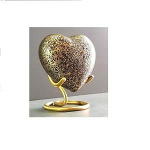 Urnas de cremación personalizables en forma de corazón de latón para cenizas Urnas conmemorativas hechas a mano en precio al por mayor de La India - Product Image 5