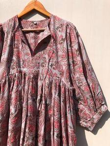 Vestido Midi de Gasa de Algodón para Mujer, Cuello Profundo, Estampado Floral Hecho a Mano, Mercado Mayorista al Mejor Precio - Product Image 2