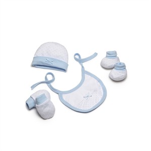 SET de 4 Piezas de Ropa Adorable para Recién Nacidos (0-6 Meses) 100% Algodón Mod. Gorro, guantes, babero y calcetines con estampado de lunares azules - Product Image 1