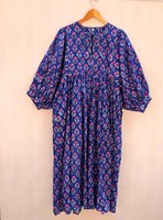 Robe mi-longue en gaze de coton à col profond à motifs floraux Impression à la main Commandes en gros pour femmes au meilleur prix