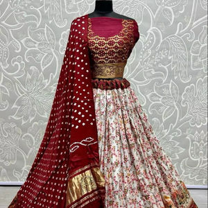 Hermoso Lehenga Choli y Pure Bandhani Dupatta con espejo de mano y trabajo Khatali - Product Image 1