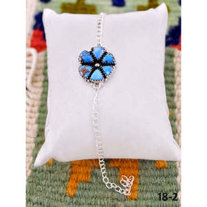Pulsera Artesanal del Suroeste con Turquesa Golden Hills y Plata de Ley, Diseño Floral, para Regalo - Product Image 1
