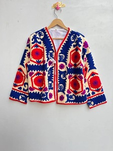 เสื้อแจ็คเก็ตผ้าฝ้ายปักลายดอกไม้สไตล์โบฮีเมียนสำหรับผู้หญิง ทำมือ เหมาะสำหรับใส่เป็นเสื้อคลุมฤดูหนาว ผ้าทอแบบซูซานี  ของขวัญสำหรับฤดูหนาว - Product Image 3