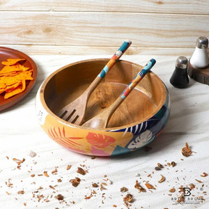 Plato elegante de madera para servir con un estampado floral tradicional azul marino y blanco, además de servidores de madera a juego, a precios de mayorista. - Product Image 4