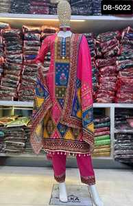 Maslin ethnique indien avec motif d'impression numérique avec travail en miroir réel et bordure en dentelle Coddi Kurtis Pent et ensemble Dupatta - Product Image 6