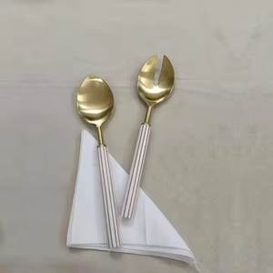 Ensemble cuillère et fourchette de service à salade en laiton au design élégant avec manche en bois blanc pour table à manger ensembles de service à salade en or - Product Image 1