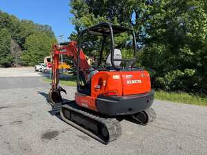 Mini-excavatrice sur chenilles Kubota 1 tonne, machine de terrassement compacte hydraulique, couleur rouge, équipement de construction haute puissance - Product Image 4