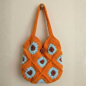 Sac à bandoulière vintage en crochet motif pétale d'automne avec une seule sangle, style bohème, broderie tendance, doublure en polyester, fermeture ouverte - Product Image 1
