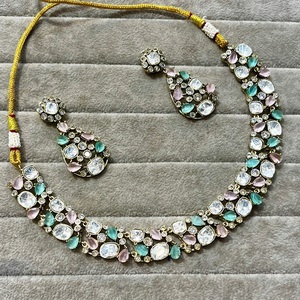 Diseñador Moissanite Polki Stones Look collar conjunto de pendientes para mujer chapado en oro joyería de diseñador para boda y fiesta - Product Image 1