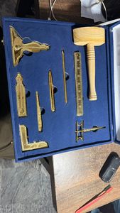 Ensemble d'outils maçonniques en bois de qualité supérieure, fabriqués à la main, comprenant une truelle, un marteau, un équerre, une compas et une règle à niveau avec support en bois - Product Image 2