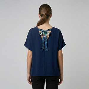 T-shirt Estiva da Donna Traspirante a Maniche Corte con Scollo a V e Fiocco Posteriore Leopardato in Spandex/Poliestere - Product Image 2