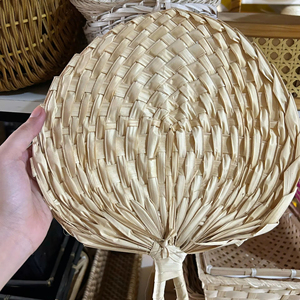 Abanico de mano vietnamita hecho de bambú, diseño de hoja de palma pintada - Product Image 1