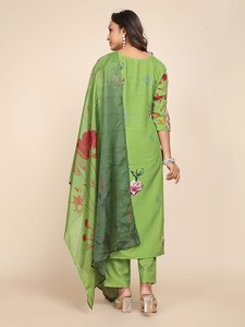 Ensemble Kurti en coton à impression numérique de haute qualité avec pantalon et Dupatta pour les fêtes d'hiver et d'été disponibles en gros en vrac - Product Image 2