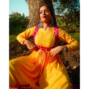 Ensemble de vêtements indiens de style Bollywood, choli en coton jaune Rani avec lehenga en georgette et salwar en soie - Product Image 4