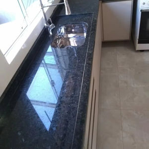 Dalles de pierre tombale et revêtement de sol en granit noir antique Design moderne pour villas directement du fabricant en gros - Product Image 1