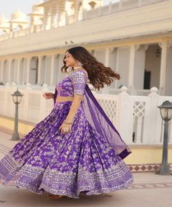 महिलाओं के लिए स्टाइलिश पार्टी फराः विंटेज वोग लेहेंगा चोली बंदगला - Product Image 2