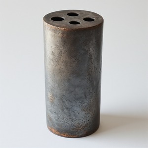 Bouton de porte-bâton d'encens en métal fait à la main décoratif avec des détails artisanaux rustiques et un design de surface vintage oxydé - Product Image 1