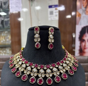 Ensemble de collier et boucles d'oreilles en or plaqué de qualité supérieure avec des perles Kundan attrayantes pour les femmes, collection pour les mariages - Product Image 1