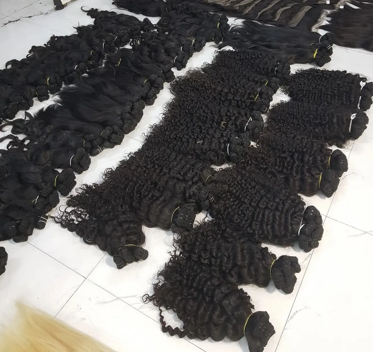 New Trend Burmese Curly Hair Vendor Großhandel Rohes menschliches Haar Unverarbeitetes Curly Weave Bundle 12 "-38" Natürliche Farbe aus Vietnam h
