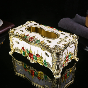 Soporte de pañuelos blanco y dorado de estilo vintage con detalles florales rojos y pies ornamentales de bronce, disponible a precios de mayorista. - Product Image 2